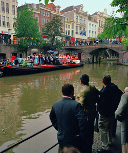 840369 Afbeelding van een zangkoor dat zingt op een 'muziekboot' op de Oudegracht tussen de Bezembrug (achtergrond) en ...